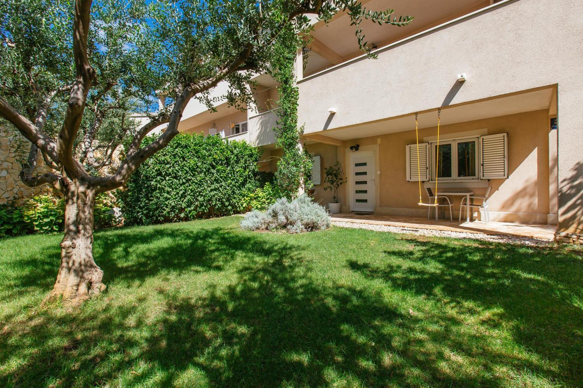 Split City Stay,Family Garden Apartments ,Kids Friendly, Parking In Private Garage *