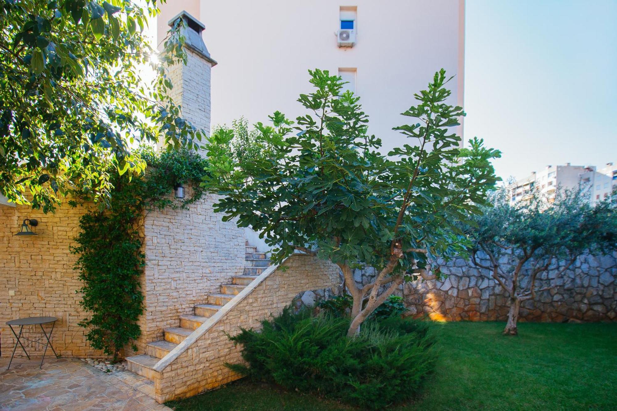 Split City Stay,Family Garden Apartments ,Kids Friendly, Parking In Private Garage *