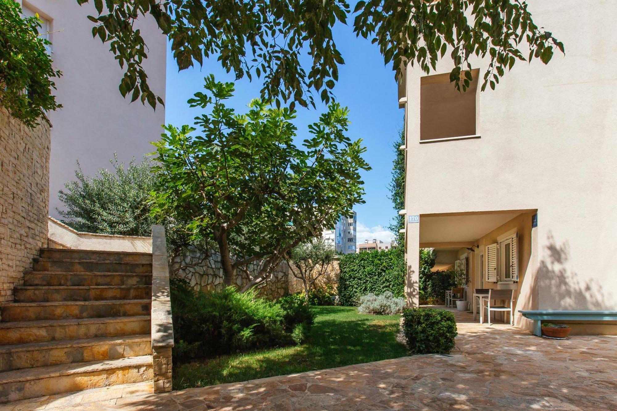 Split City Stay,Family Garden Apartments ,Kids Friendly, Parking In Private Garage * Split
