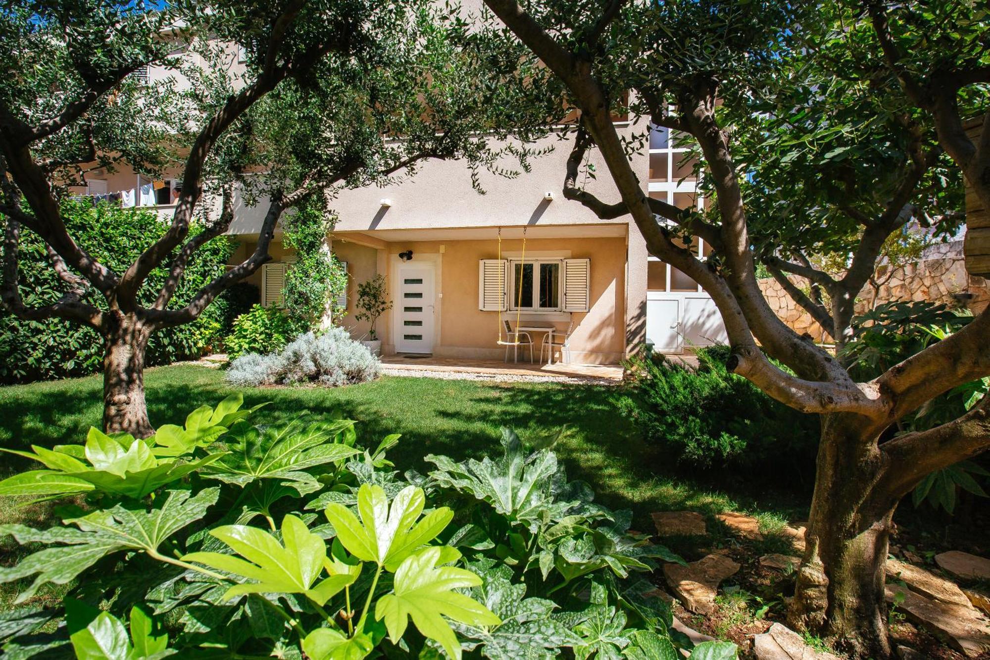 Split City Stay,Family Garden Apartments ,Kids Friendly, Parking In Private Garage *