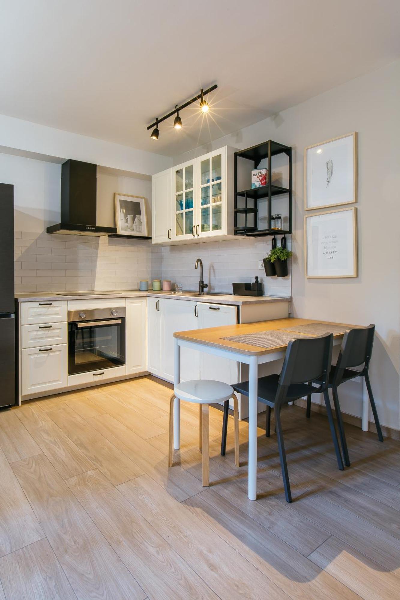 Split City Stay,Family Garden Apartments ,Kids Friendly, Parking In Private Garage *